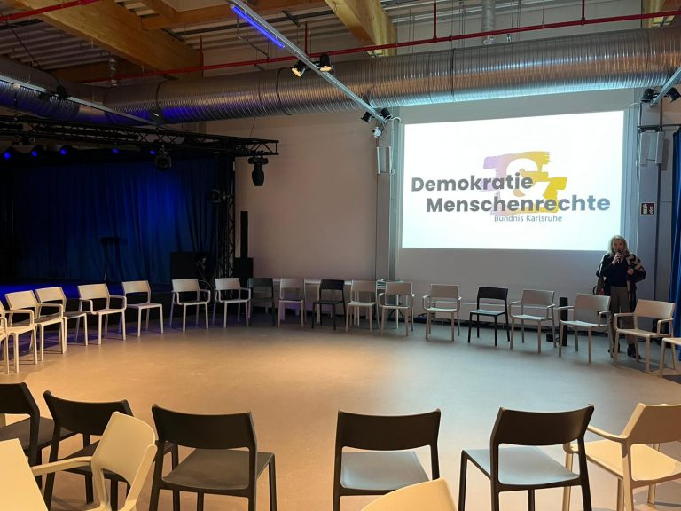 Stuhlkreis für die veranstaltung "Sprechen & Zuhören im Quartier" im Neuen Entrée des Badischen Staatstheaters